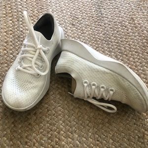 WHITE ALLBIRDS TENNIS SHOES